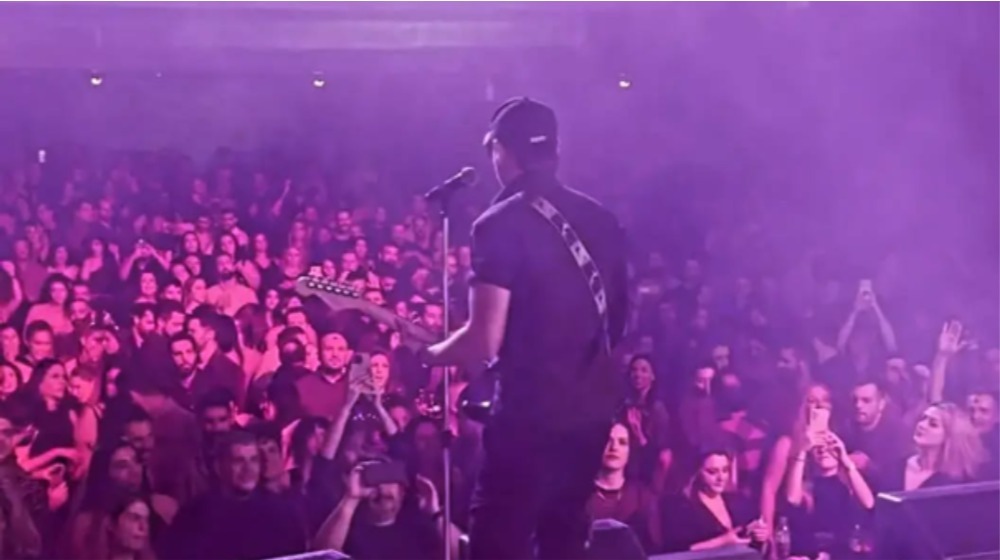 Ελλαδίτης τραγουδιστής ανέλαβε καθήκοντα γιατρού εξυπηρετώντας ασθενοφόρα και πτητικά μέσα [βίντεο]